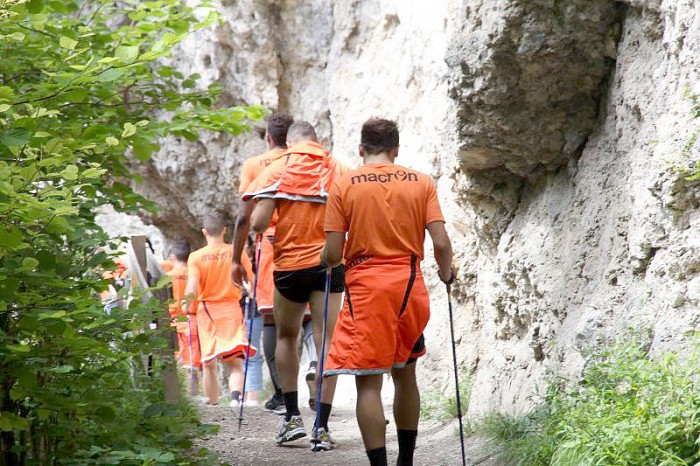 Les footballeurs dans les Gorges du Loup.