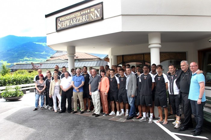 L’équipe du FC Lorient devant l’hôtel Schwarzbrunn de Stanz, dans le Tyrol autrichien.