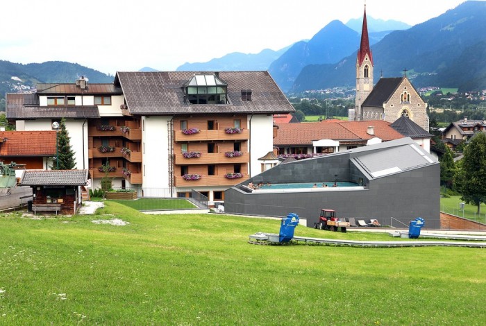 Vue sur l’arrière de l’hôtel et son nouveau spa et piscine extérieure.