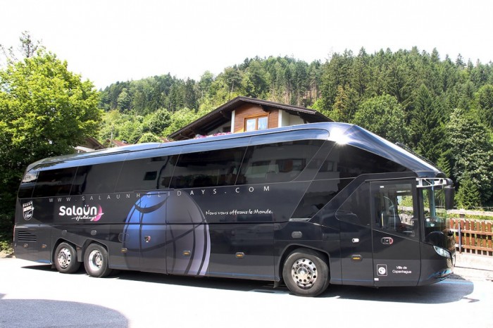 Le Starliner devant l’hôtel Schwarzbrunn.