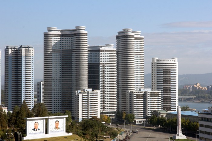 Un complexe d’immeubles flambant neufs dans Pyongyang.