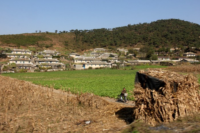 La campagne entre Pyongyang et Kaesong, parsemée de villages coréens trditionnels.