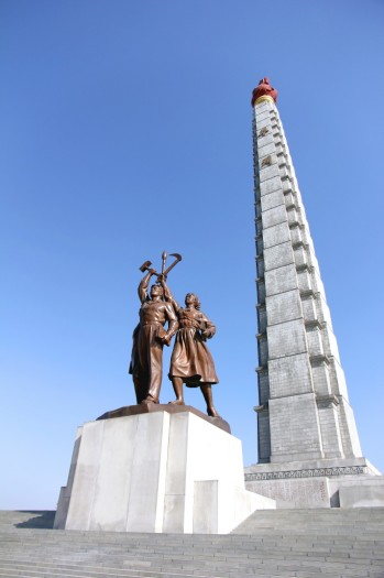 Le monument aux idées du Juche, à Pyongyang, une tour de soixante-dix mètres érigée à l’occasion des 70 ans de Kim Il-Sung en 1982. 