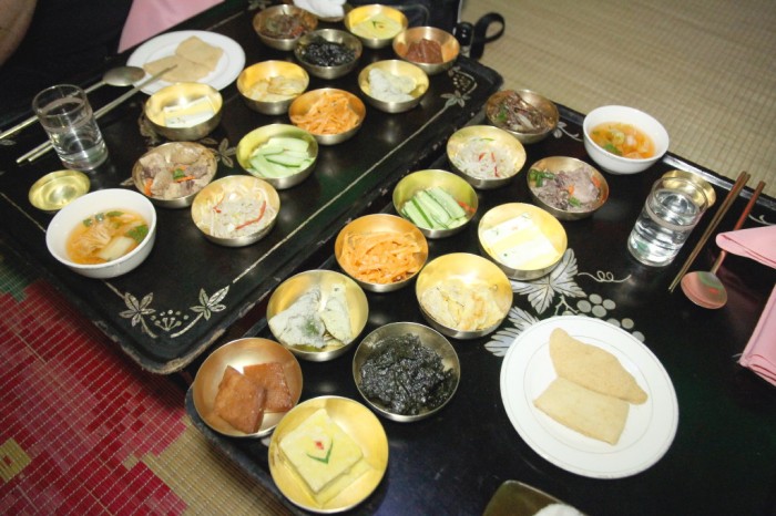 Un assortiment de plats traditionnels coréens, qui forme le menu « royal » traditionnel de Kaesong, ancienne capitale de la dynastie Koryo, au sud du pays.
