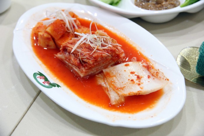 Le Kimchi, plat national coréen, composé de radis blancs, de choux chinois, de piments et de légumes fermentés.