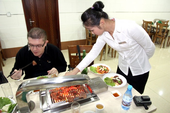 Dîner de grillades dans un restaurant de Pyongyang.