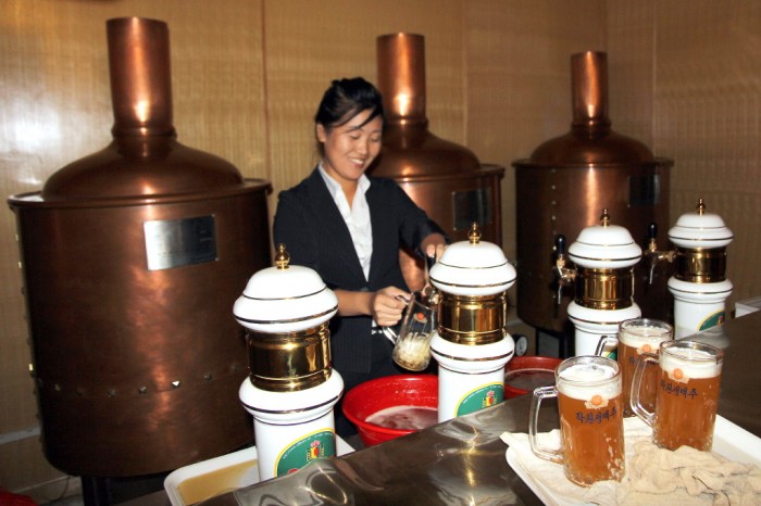 La brasserie du « Paradis » à Pyongyang, où l’on brasse d’excellentes bières blondes et ambrées, dégustées avec du poisson séché.