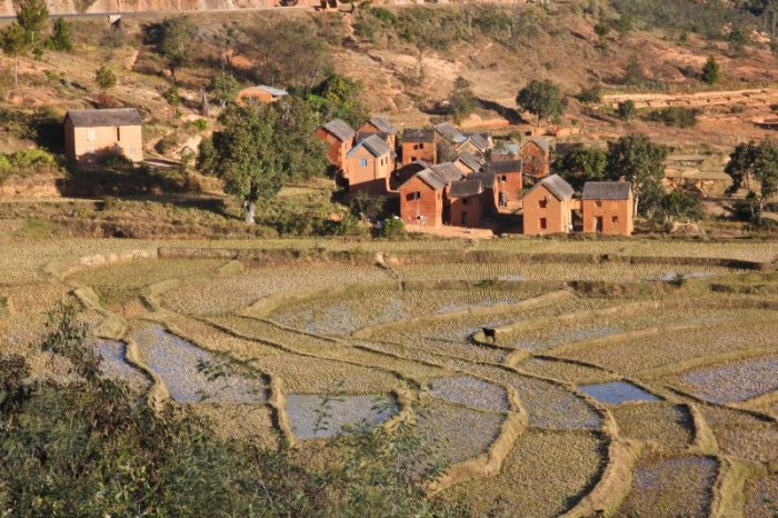 Rizières et village le long de la nationale 7.