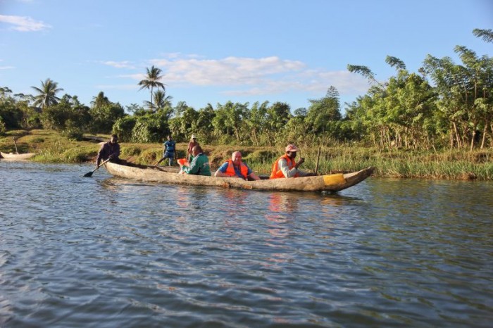 Promenade en pirogue sur les Pangalanes.