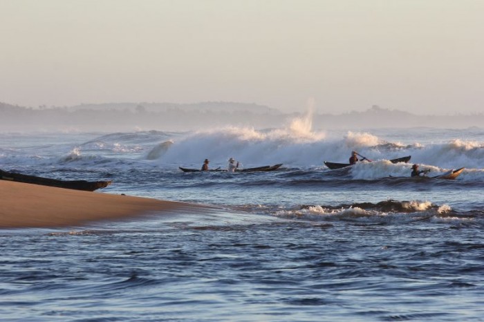 Pecheurs en pirogue à Vatomandry, sur la côte est de l’île.