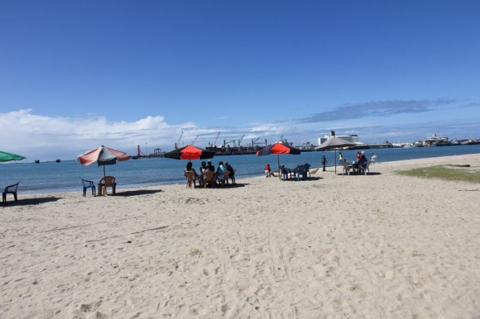 Le front de mer de Tamatave avec le port de commerce en arrière-plan.