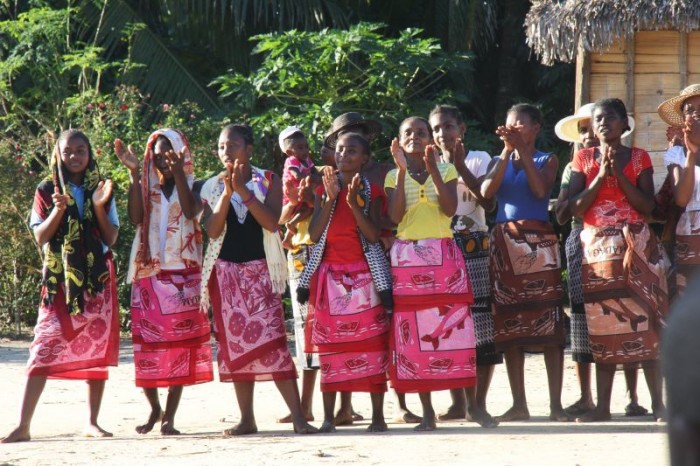 Accueil par les femmes d’un village uniquement accessible par le fleuve Marimbona.