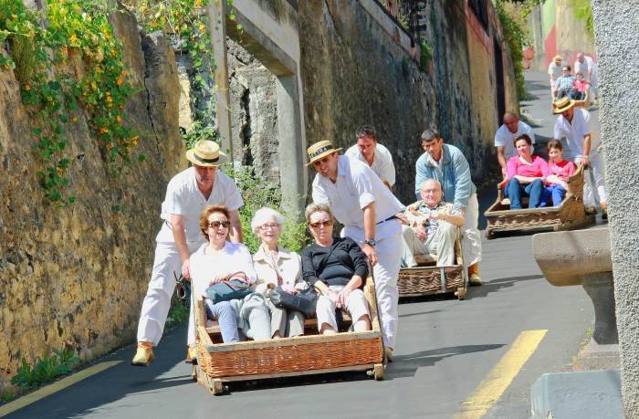 Les toboggans de Funchal, paniers d’osier qui vous redescendent vers le port.